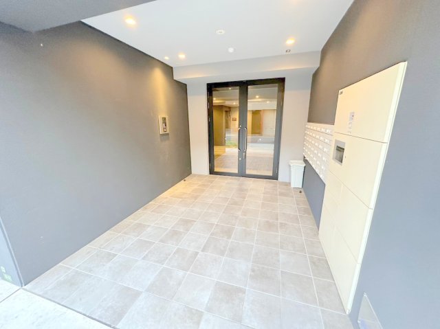 エントランス　オシャレなエントランスは安心のオートロック付きです。