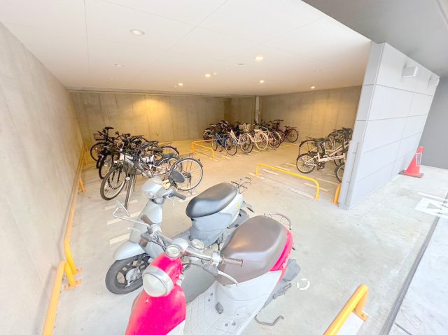 駐車場　敷地内にある駐輪場。雨の日にはうれしい屋根つきです。