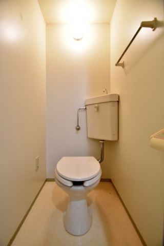 トイレ　別号室の写真です。