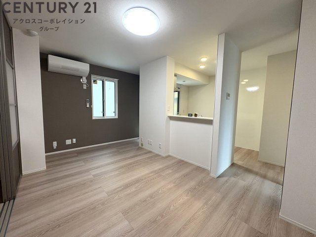 居室・リビング　エアコン付きで快適に過ごせます♪