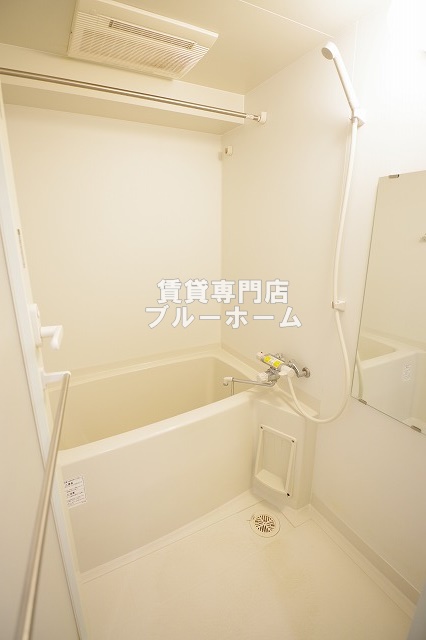 バス・シャワールーム　浴室乾燥機付きバスルーム！