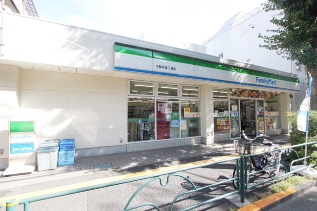 コンビニ　ファミリーマート千駄木五丁目店（コンビニ）まで374m
