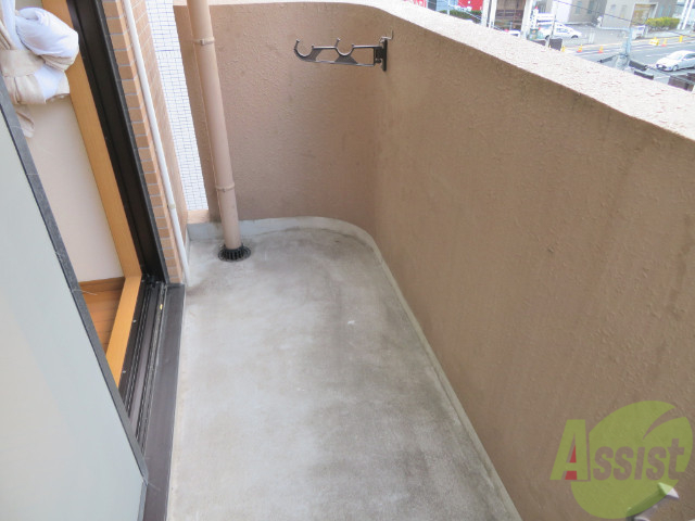 バルコニー　バルコニーは幅があり、広い印象を受けました。