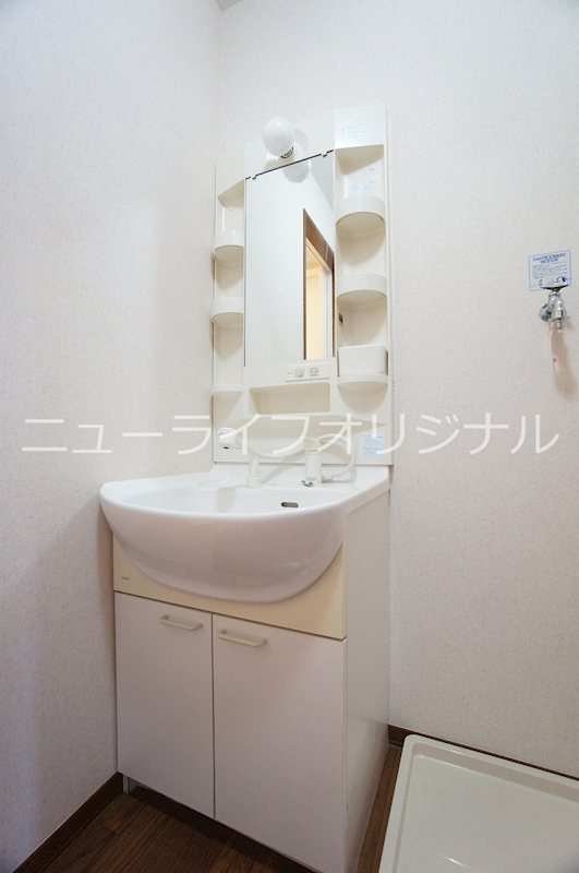 洗面設備　シャワーノズル付で身支度も、洗面台回りのお掃除もラクチン。