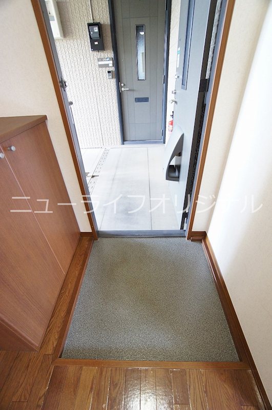 玄関　上下に分かれた使い勝手の良いシューズボックス。