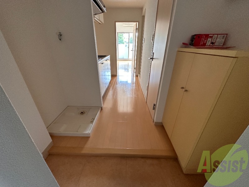 玄関　玄関からは、すぐにお部屋が見えないので安心ですね。