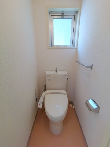 トイレ　窓付き温水洗浄便座付き