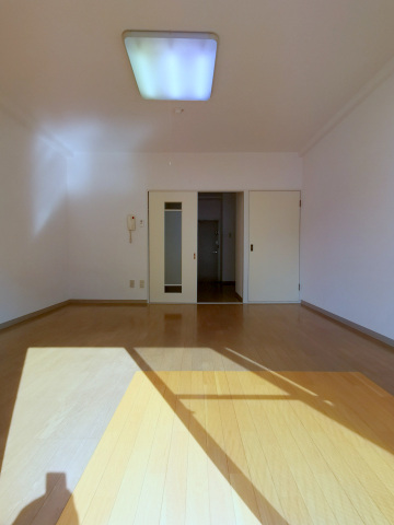 居室・リビング　南向きで明るい広々洋室10帖