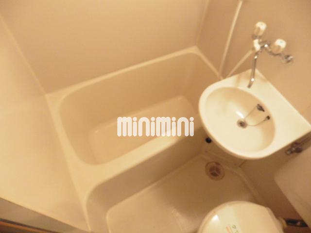 バス・シャワールーム　清潔感のあるユニットバスです