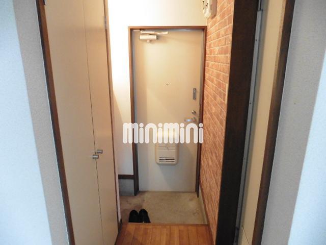 玄関　玄関横に下駄箱があります