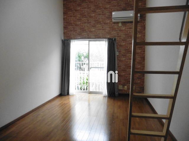 居室・リビング　アクセントクロスのオシャレなお部屋です