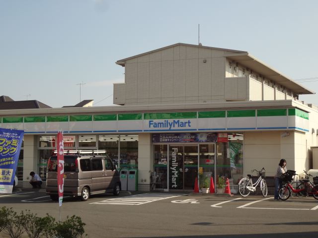 コンビニ　ファミリーマート（コンビニ）まで390m