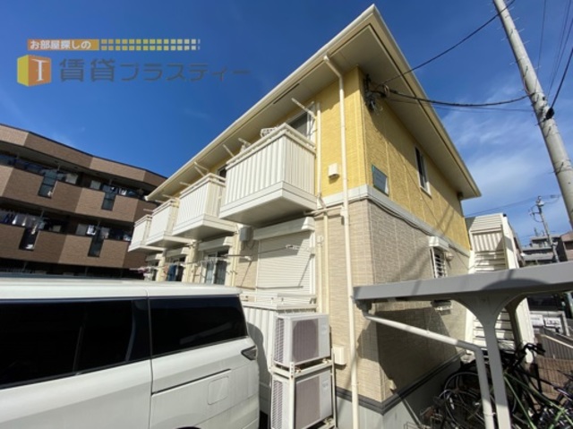 建物外観　ツートンカラーが目を惹きますね。