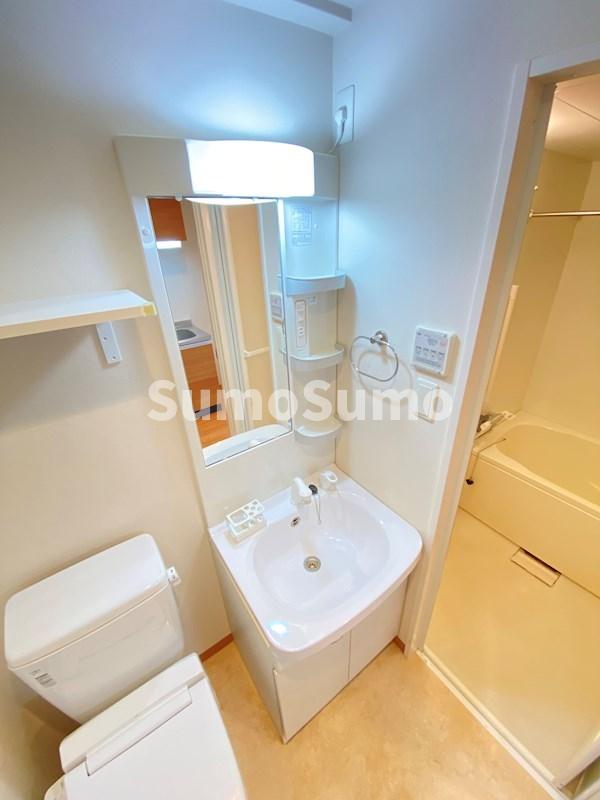 洗面設備　ゆったりとスペースのある洗面所