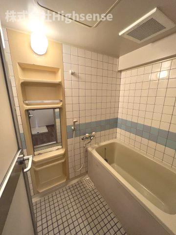 バス・シャワールーム　コンパクトで使いやすいお風呂です