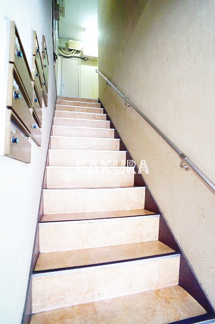 エントランス　重厚感のある建物デザイン♪