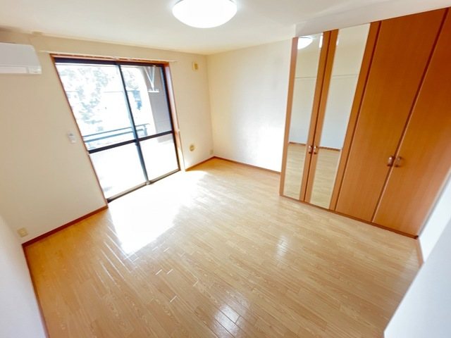 居室・リビング　窓から光が入り明るいリビングです。