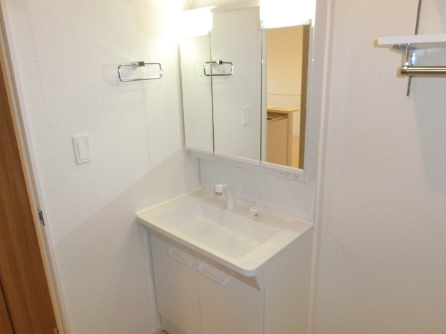 洗面設備　同型の部屋の写真を使用しております。