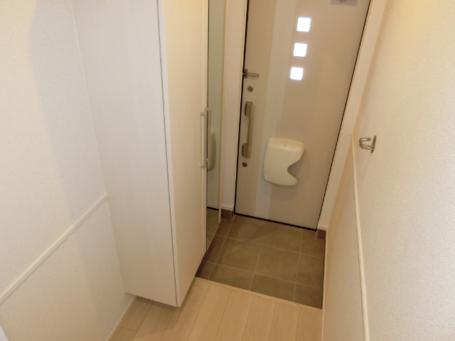 玄関　同型の部屋の写真を使用しております。