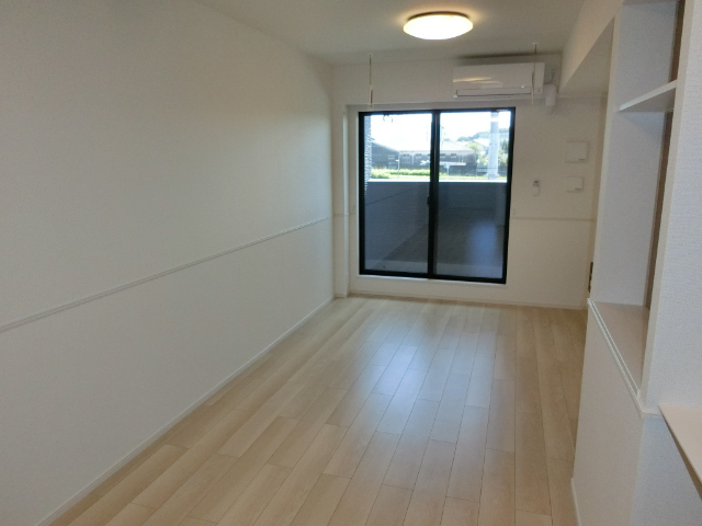 居室・リビング　同型の部屋の写真を使用しております。