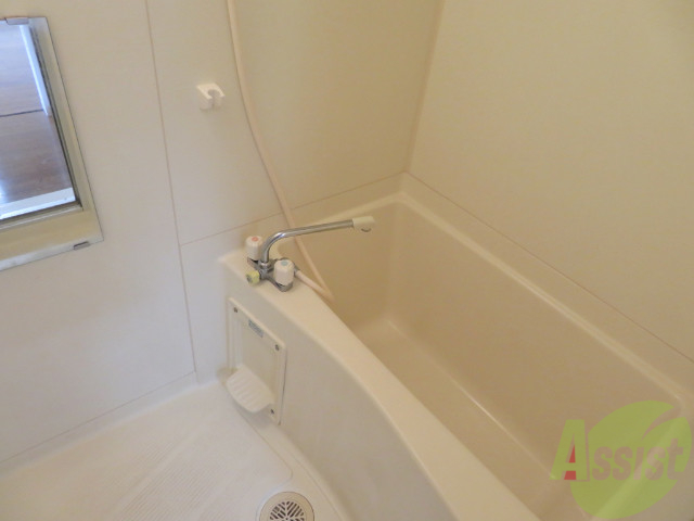 バス・シャワールーム　バスルームは狭すぎず、シャワーも浴びやすそうです。