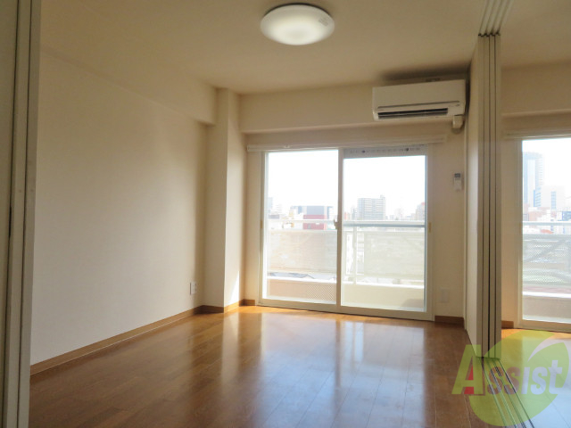 居室・リビング　リビングは、広々していて陽当たりもよさそうですね。