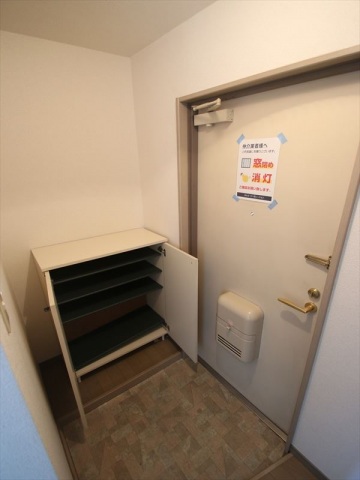 玄関　玄関　シューズボックス完備