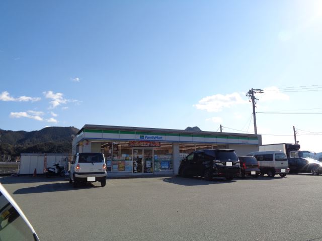 コンビニ　ファミリーマート（コンビニ）まで1700m