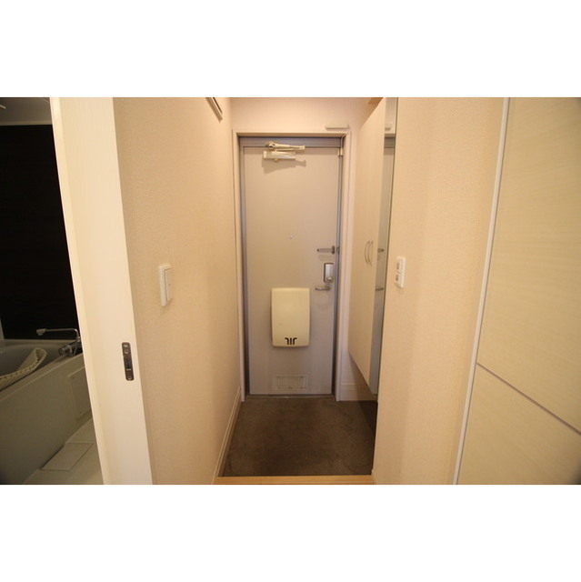 玄関　写真は１０１号室になります。