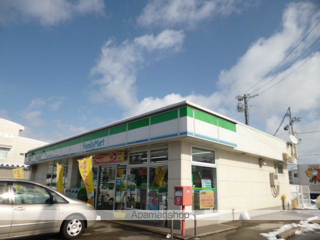 コンビニ　ファミリーマート（コンビニ）まで170m