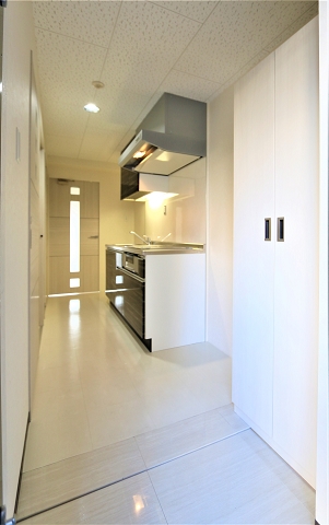 玄関　明るくて奥行きのある廊下です