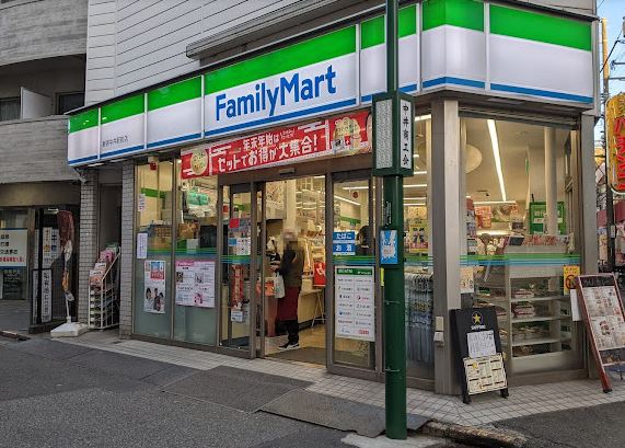 コンビニ　ファミリーマート新宿中井駅前店（コンビニ）まで282m