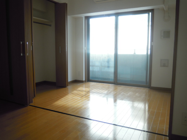 居室・リビング　きれいなフローリング。