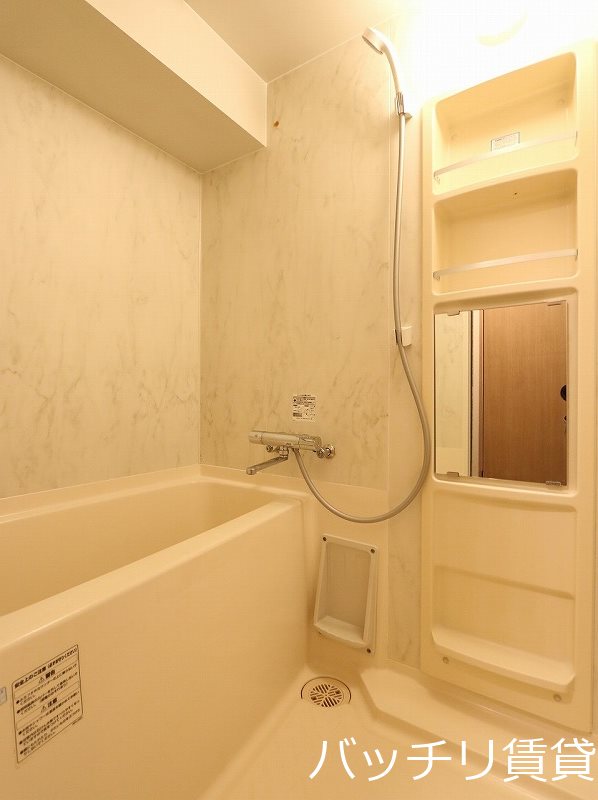 バス・シャワールーム　画像は別号室タイプの為、現状を優先致します。