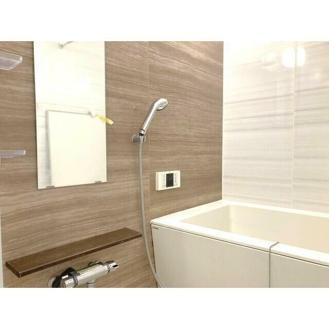 バス・シャワールーム　追焚き・浴室乾燥暖房機つき※写真は304号室（反転タイプ）