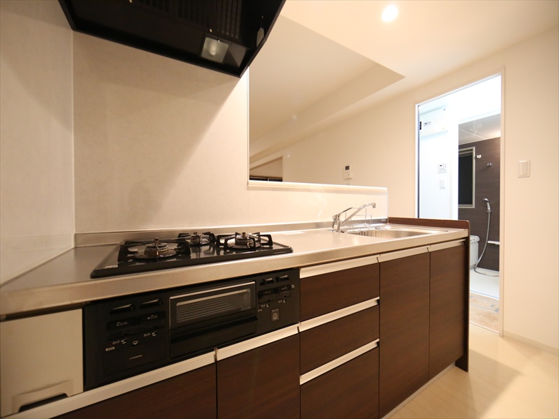 キッチン　実際はIHコンロ（3口）になります　モデルルーム