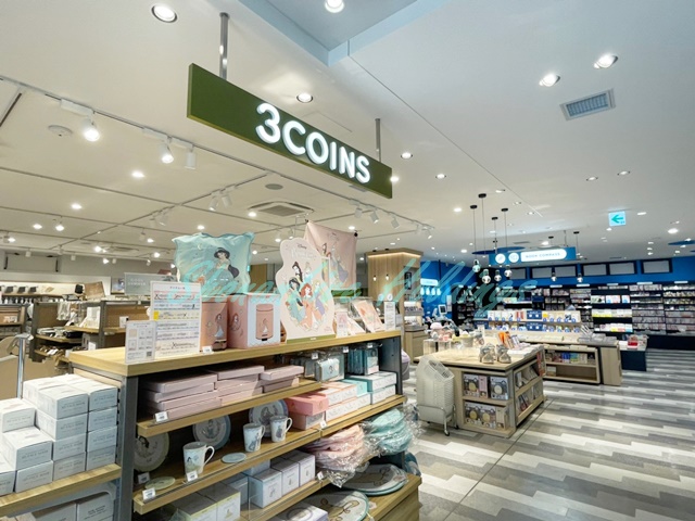 ショッピングセンター　3COINS（ショッピングセンター）まで484m