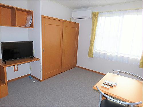 居室・リビング　カーテンやテーブル、テレビも備え付けです