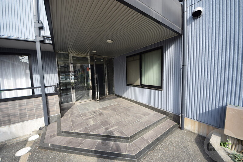 エントランス　ガラスの扉で高級感のあるエントランスです