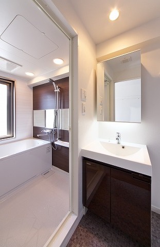 洗面設備　スペースが確保できる洗面所です
