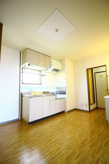 居室・リビング　反転の同タイプ部屋の写真になります。