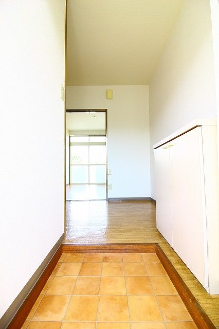 玄関　退去予定の為、反転の同タイプ部屋の写真になります。