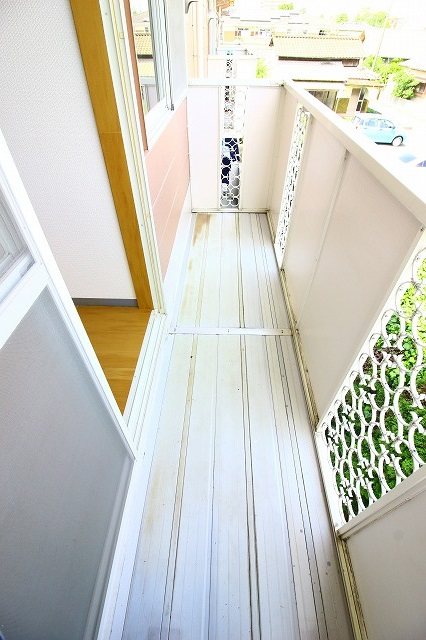 バルコニー　反転の同タイプ部屋の写真になります。