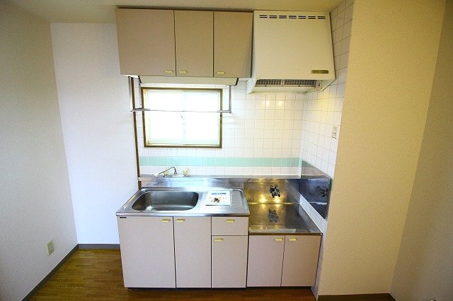 キッチン　反転の同タイプ部屋の写真になります。