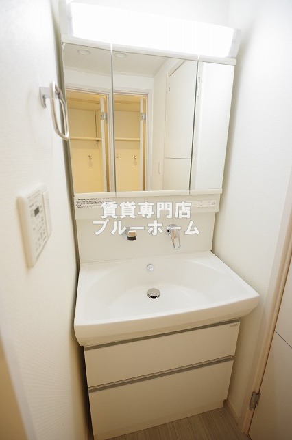 洗面設備　三面鏡洗面台あります！