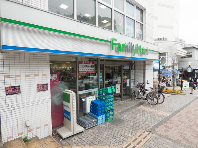 コンビニ　ファミリーマート（コンビニ）まで693m