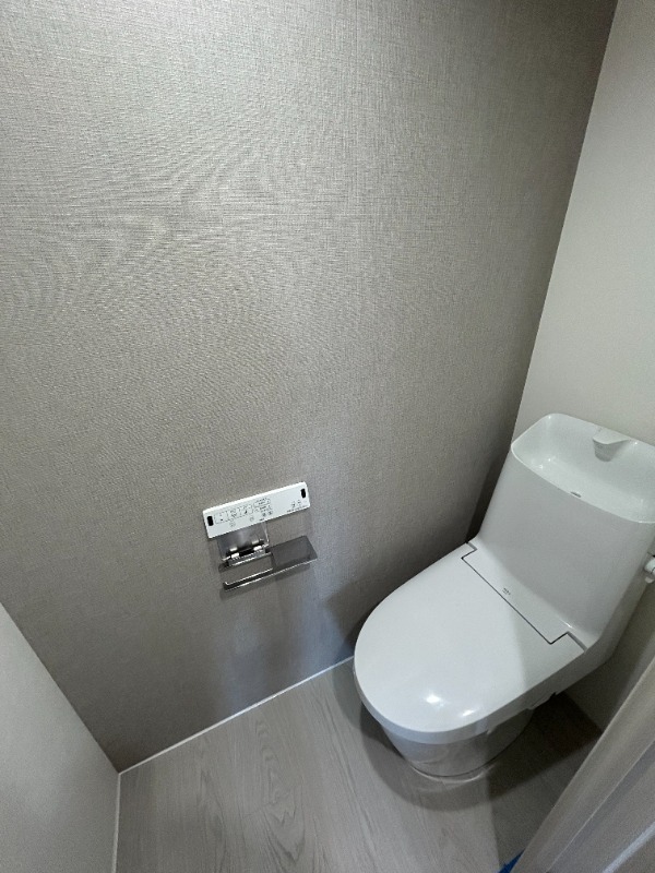 トイレ　落ち着いた色調のトイレです