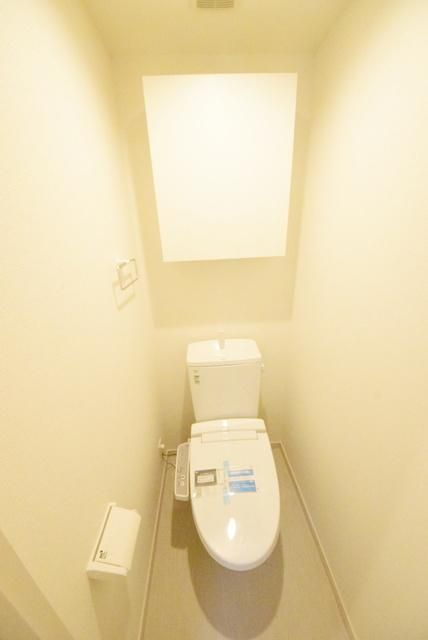トイレ　ウォシュレット付き。