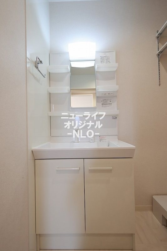 洗面設備　シャワー付き洗面台で忙しい朝の支度もラクラク☆