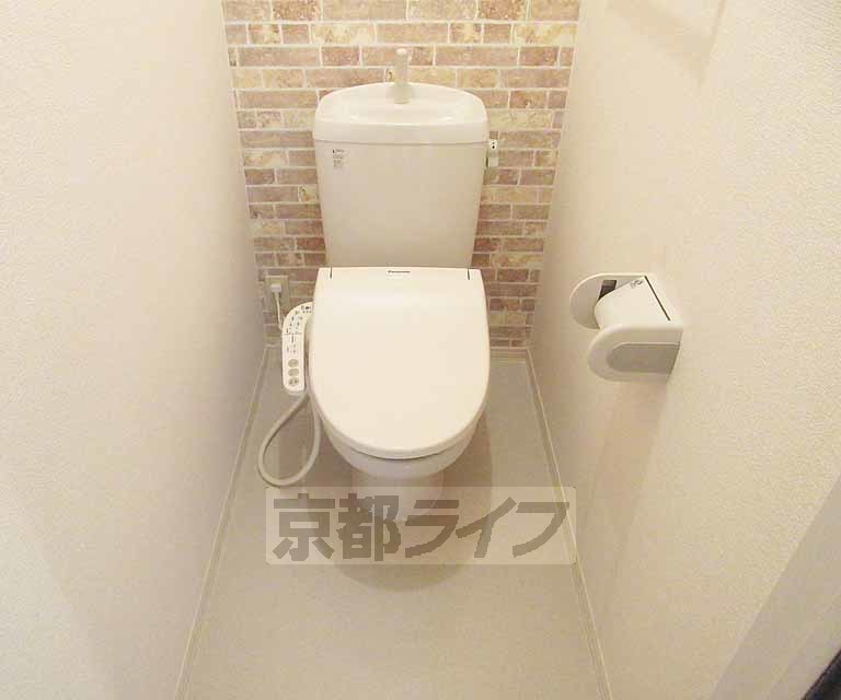 トイレ　レンガ風の壁がオシャレ！